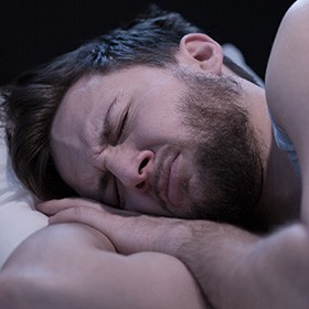 Stres je jednou z častých příčin lehkých poruch spánku